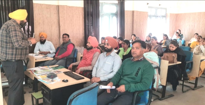 A 2-day seminar was started for the purpose of training the teachers of block Phagwara under the mission 'Samarath'.